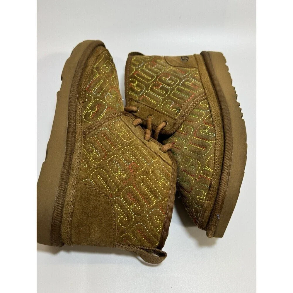 UGG Neumel Chukka Boots Graphic Stitch Logo Suede Look Chestnut Brown Size 2-FM5